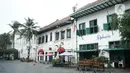 Suasana Kawasan Kota Tua, Jakarta, Rabu (3/8/2022). Proyek revitalisasi jalur pedestrian di kawasan Kota Tua akan selesai pada Agustus 2022, yang sudah mencapai 98 persen. (Liputan6.com/Herman Zakharia)