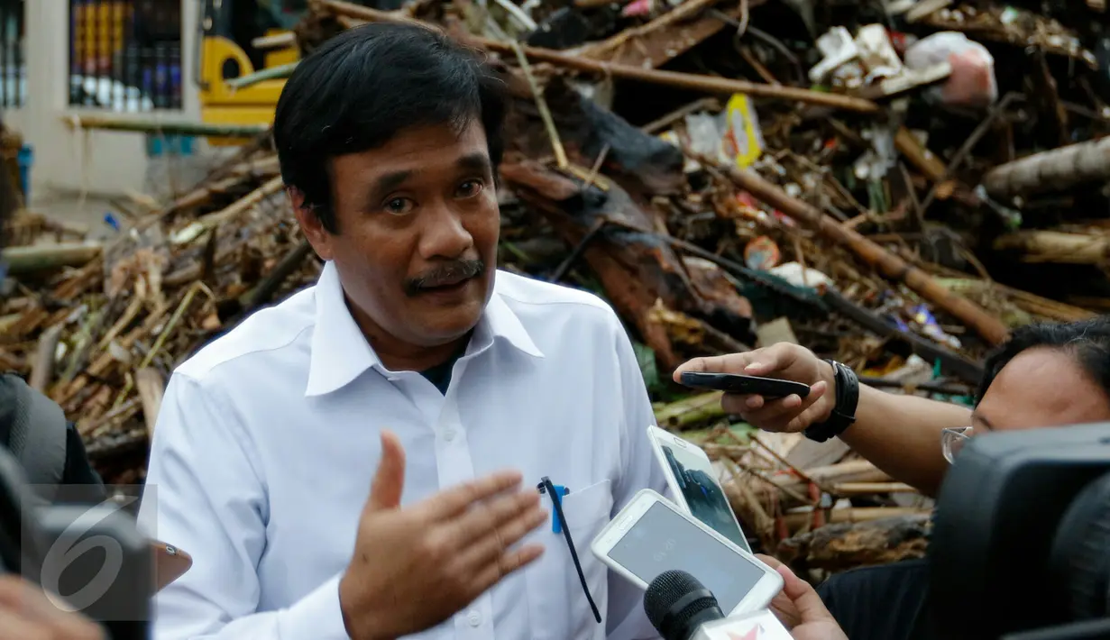 Pasca banjir di pemukiman pinggir kali Ciliwung, Wagub DKI Jakarta, Djarot Saiful Hidayat meninjau pintu air Manggarai, Jakarta, Senin (16/11/2015). Pemprov DKI akan memasang jaring-jaring penangkap sampah pada beberapa titik. (Liputan6.com/Yoppy Renato)