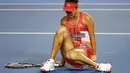 Petenis Serbia, Ana Ivanovic terjatuh saat berlaga pada Australia Open 2016 di Melbourne Park, Australia, Kamis (21/01/2016). (REUTERS/Thomas Peter)