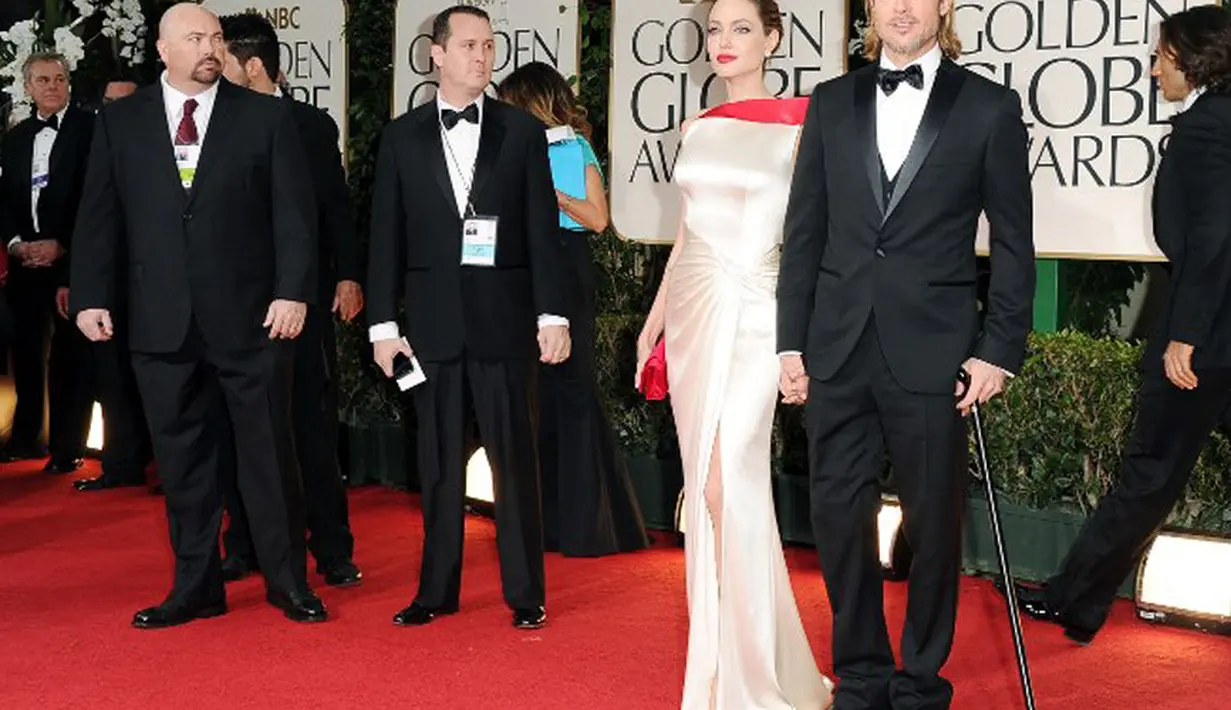Angelina Jolie, pada September 2016 lalu mengajukan gugatan cerainya kepada Brad Pitt. Setelah itu, ia langsung membawa keenam buah hatinya pindah ke kawasan Malibu dan melarangnya bertemu sang ayah. (AFP/Bintang.com)