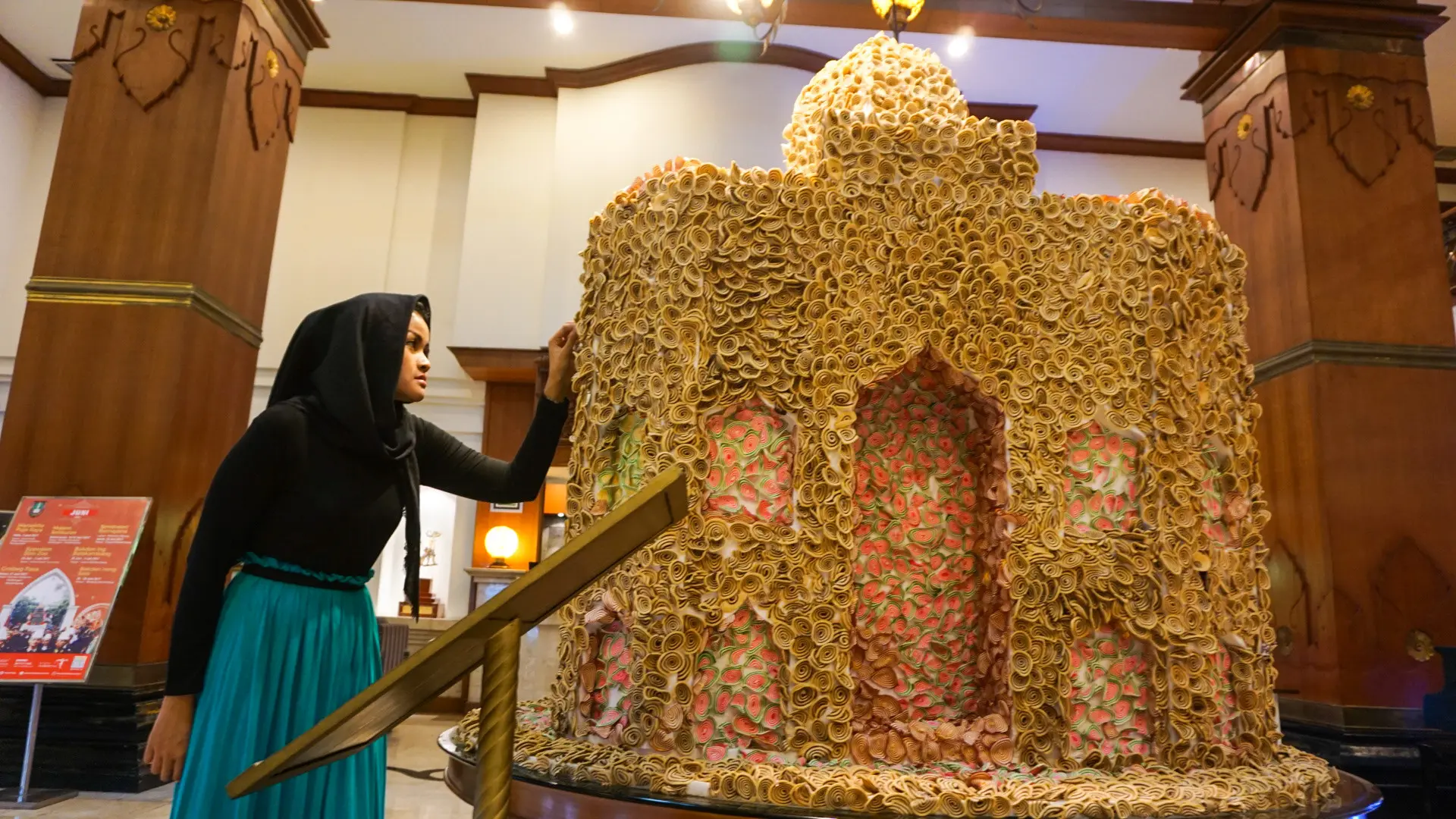 Dibutuhkan ribuan kue kuping gajah untuk membuat 'masjid' satu ini. (Liputan6.com/Fajar Abrori).