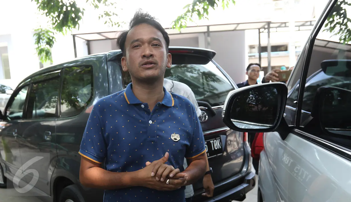 Presenter Ruben Onsu memberi keterangan kepada awak media saat menjenguk Julia Perez di Rumah Sakit Cipto Mangunkusumo, Jakarta, pada Kamis (20/4). (Liputan6.com/Herman Zakharia)