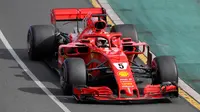 Pembalap Ferrari Sebastian Vettel mengemudikan mobilnya selama Grand Prix Formula Satu Australia di Melbourne, (25/3). Rekan tim Vettel, Kimi Raikkonen, menyelesaikan balapan di posisi ketiga. Dia berselisih 6,309 detik. (AP Photo / Rick Rycroft)