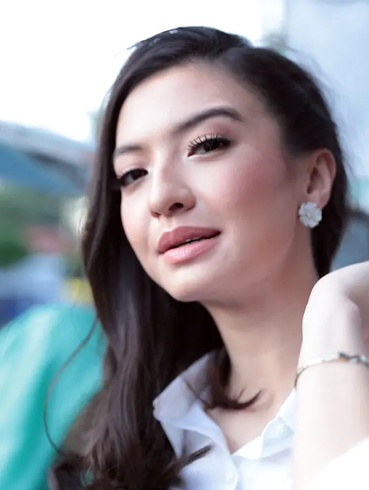 Berusaha unuk tak mengambil pekerjaan di bulan Ramadan, namun Raline tak menampik jika dirinya memang memilih jenis pekerjaan selama Ramadan. Seperti halnya kegiatan beramal dan berbagi kebaikan. (Deki Prayoga/Bintang.com)