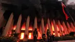 Petugas pemadam kebakaran memadamkan api di gedung Kantor Pos di Manila, Filipina pada 22 Mei 2023. (AFP/STR)