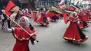 Peserta mengibarkan bendera saat mengikuti pawai taaruf Musabaqah Tilawatil Quran (MTQ) tingkat Kota Tangerang Selatan di Alam Sutera, Serpong Utara, Senin (9/9/2019). Pawai taaruf ini diikuti kecamatan se-Kota Tangerang Selatan. (merdeka.com/Arie Basuki)