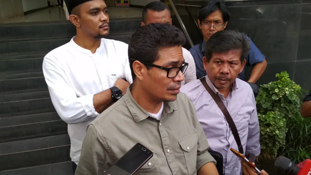 Ketua Progres 98 Faizal Assegaf melaporkan petinggi PKS ke Polda Metro (Nur Habibie/Merdeka.com)