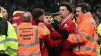 Pemain Liverpool, Curtis Jones berusaha dipisahkan saat terlibat perseteruan dengan pemain Everton, Abdoulaye Doucoure setelah laga lanjutan Liga Inggris 2024/2025 di Goodison Park, Liverpool, Inggris, Rabu (13/02/2025) WIB. (AFP/Paul Ellis)