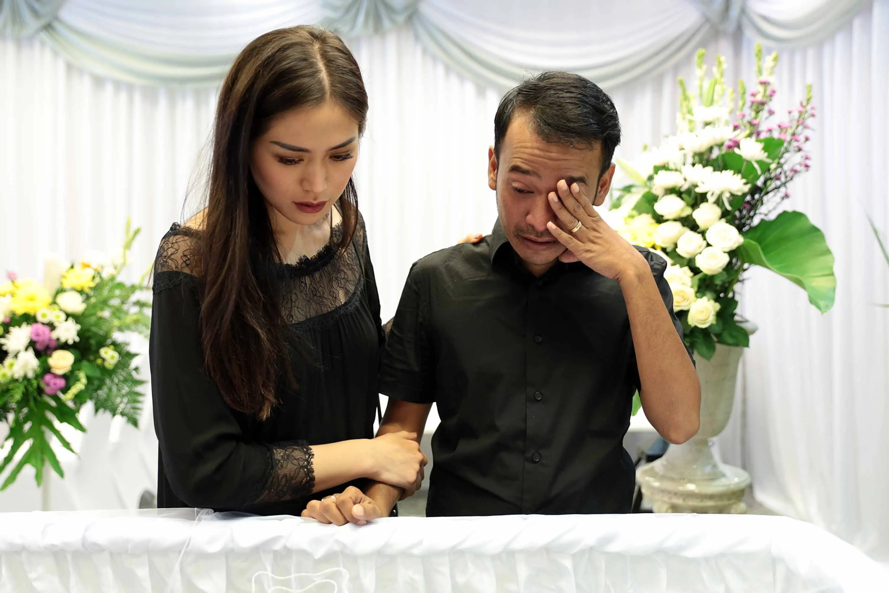Jessica Iskandar menenangkan Ruben Onsu saat ayahnya meninggal dunia (Deki Prayoga/Bintang.com)