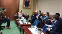 Wamentan Harvick Hasnul Qolbu saat berjumpa dengan Wakil Menteri Perdagangan Luar Negeri Chili di Kantor Pusat Kementerian Pertanian, Jakarta, Senin (7/6/2021). Liputan6.com/Maulandy