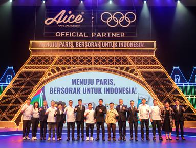 Ketua Umum Komite Olimpiade Indonesia Raja Sapta Oktohari, CEO Aice Group Jack Wang, Staf Ahli Bidang Inovasi Kemenpora Yohan, beserta sejumlah undangan berfoto bersama saat acara peresmian Aice sebagai es krim ofisial Tim Indonesia di Olimpiade 2024 di Djakarta Theater XXI, Jakarta, Jumat (05/07/2024). (Bola.com/Bagaskara Lazuardi)
