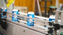Kaleng bir OTAN terlihat di lini produksi di tempat pembuatan bir Olaf di Savonlinna, Finlandia pada Kamis (19/5/2022). Nama bir itu sendiri adalah plesetan dari ungkapan Finlandia "Otan olutta," yang berarti "Saya akan minum bir," dan singkatan Prancis untuk NATO, yang berarti "OTAN." (Alessandro RAMPAZZO / AFP)