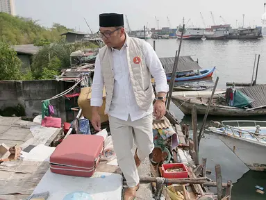 Calon gubernur DKI Jakarta nomor urut 1, Ridwan Kamil menemui masyarakat di kawasan Luar Batang, Jakarta, Selasa (8/10/2024). (Liputan6.com/Herman Zakharia)