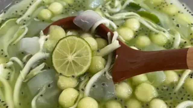Resep es kuwut melon yang segar disajikan saat Lebaran. (dok. Cookpad @cookingwithmonz)
