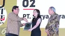  Director PT Surya Citra Media Tbk (SCM) Rusmiyati Djajaseputra (tengah) mewakili SCM saat mendapatkan penghargaan 50 perusahan terbaik "Best Of The Best Award" dari Forbes Indonesia di Jakarta, Kamis (20/10). (Liputan6.com/Angga Yuniar)