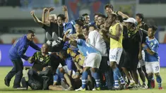 Para pemain Persib Bandung merayakan kemenangan atas Persija Jakarta pada laga Liga 1 di Stadion GBLA, Jawa Barat, Minggu (23/9/2018). Persib menang 3-2 atas Persija. (Bola.com/M Iqbal Ichsan)