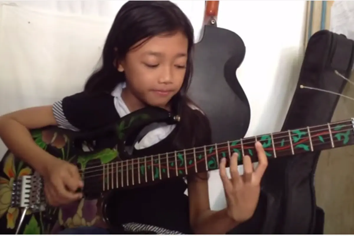 Pintar Bermain Gitar Listrik, Bocah Ini Bikin Kagum Netizen Dunia