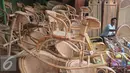 Pekerja rengah menghaluskan kursi duduk yang terbuat dari bahan rotan di Jakarta, Kamis (3/12). Perkumpulan Untuk Peningkatan Usaha Kecil (Pupuk) mendesak pemerintah segera memberlakukan sistem resi gudang rotan. (Liputan6.com/Angga Yuniar)