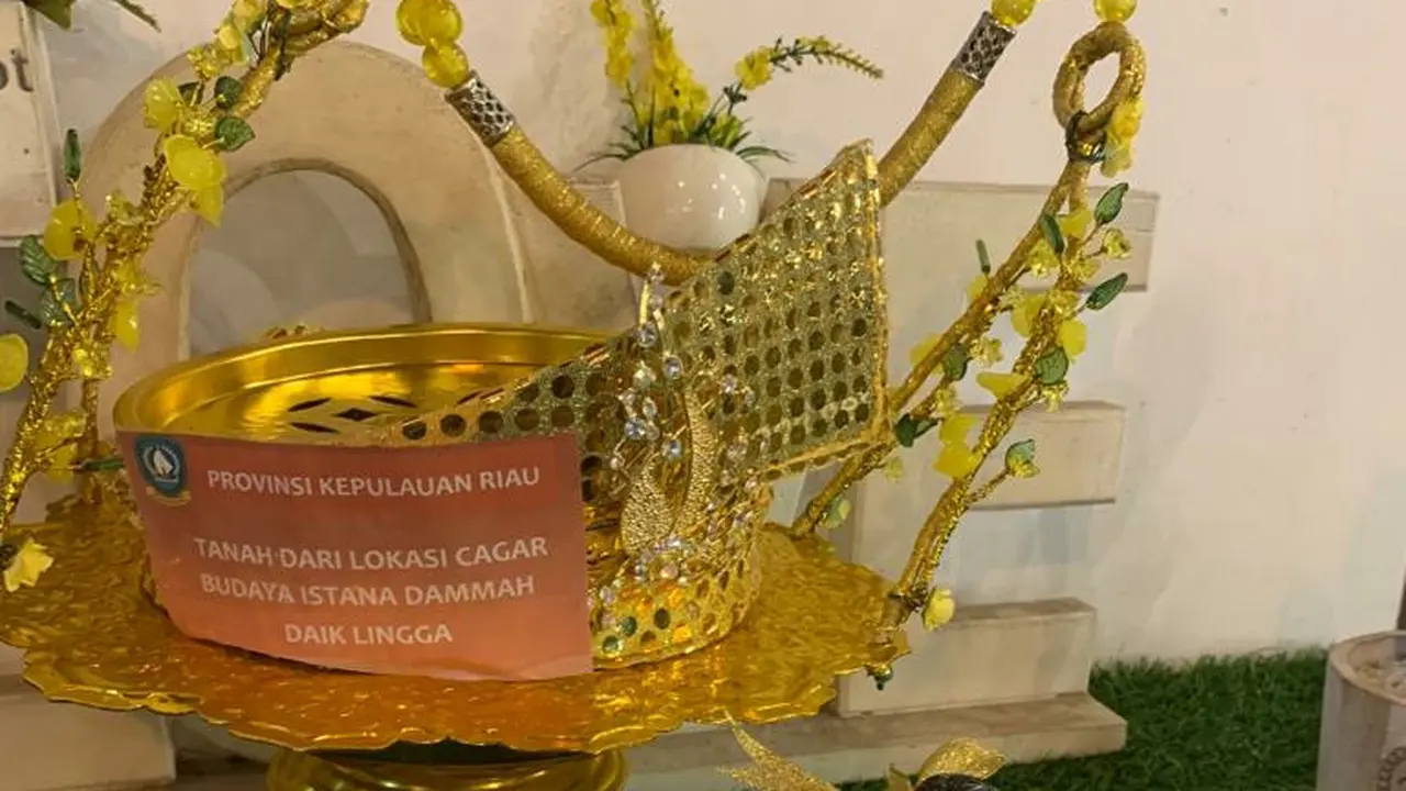 Gubernur Kepri bawa Air dan tanah keramat ke acara kemah bersama Presiden Jokowi di IKN Nusantara. (Foto: Liputan6.com/Ajang Nurdin)