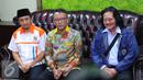 Ustadz Yusuf Mansyur (kiri), Direktur PT Indofood Sukses Makmur Tbk, Fransiscus Welirang (kanan) dan Direktur Jenderal Pajak Ken Dwijugiasteadi memberikan keterangan di Dirjen Pajak, Jakarta, (30/9). (Liputan6.com/Angga Yuniar)
