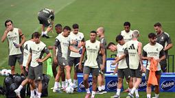 Penyerang Real Madrid asal Prancis, Kylian Mbappe (tengah) bersama rekan-rekannya mengikuti sesi latihan di markas latihan klub di Valdebebas, Madrid pada 18 Agustus 2025. (JAVIER SORIANO/AFP)