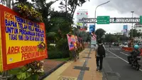 Karangan bunga Ahok Djarot di Surabaya (Liputan6.com / Dian Kurniawan) 