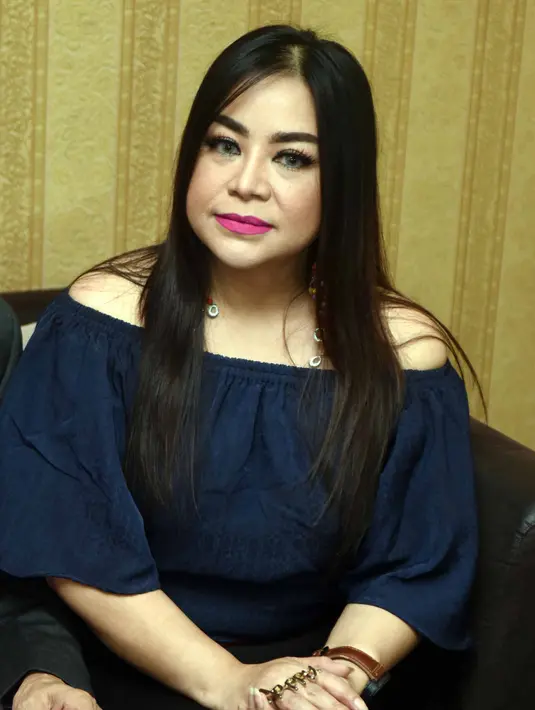 "Sebenarnya saya enggak mau ada masalah, ya. Tapi ada satu hal saya harus kembali berurusan dengan hukum, dan saya meminta pendapat pengacara saya terkait masalah ini," ujar Annisa Bahar bersama pengacaranya, Arifin Harahap. (Nurwahyunan/Bintang.com)