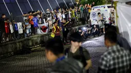Sejumlah masyarakat menunggu pemain Timnas Jepang setelah sesi latihan menjelang laga lanjutan putaran ketiga Kualifikasi Piala Dunia 2026 melawan Timnas Indonesia di Lapangan A, Kompleks Stadion Utama Gelora Bung Karno (SUGBK), Senayan, Jakarta, Rabu (13/11/2024). (Bola.com/Bagaskara Lazuardi)