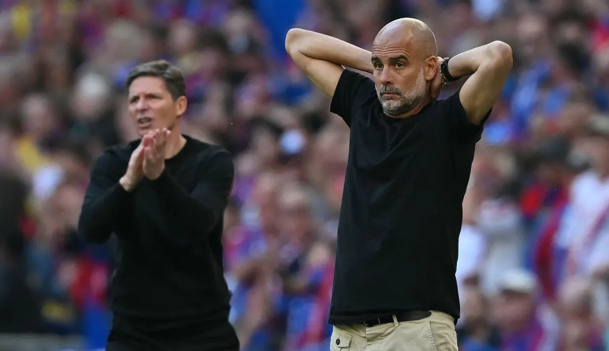 Pelatih Manchester City, Pep Guardiola memegang kepalanya dalam laga final Piala FA 2024/2025 melawan Crystal Palace yang berlangsung di Stadion Wembley, London, Inggris, Sabtu (17/05/2025) waktu setempat. (AFP/Glyn Kirk)