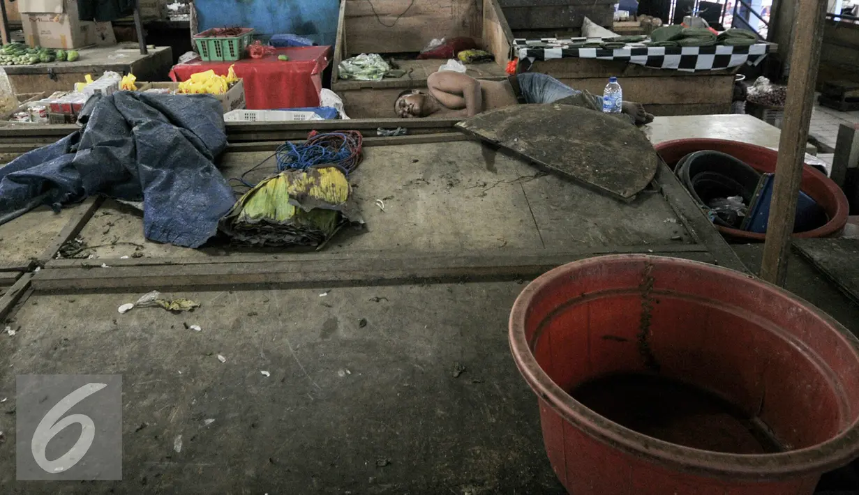 Pedagang tertidur di lapak dagannya, Jakarta, Senin (11/7). Pasca libur lebaran 2016, aktifitas pasar tradisional masih sepi. (Liputan6.com/Yoppy Renato)