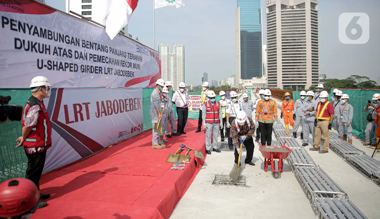 Direktur Utama PT Adhi Karya Entus Asnawi Mukhson saat meninjau  penyambungan jembatan bentang panjang usai acara seremoni di LRT Dukuh Atas, Jakarta, Rabu (11/11/2020). LRT Jabodebek Fase 1 memiliki total panjang 44 kilometer dan sudah terpasang U-Shaped Girder. (Liputan6.com/Faizal Fanani)