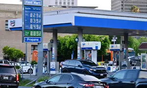 Kenaikan harga minyak dunia dipicu beberapa faktor utama, terutama situasi geopolitik antara Amerika Serikat dan Iran. Tampak dalam foto, harga bensin yang melebihi 8 delapan dolar AS per galon tertera di sebuah SPBU Chevron di Los Angeles, California, pada 28 April 2026. (Frederic J. BROWN/AFP)