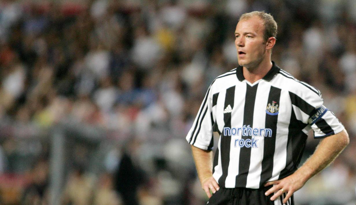 Alan Shearer (Newcastle United) – Keputusan Ruud Gullit mencadangkan pria asal Inggris ini saat laga kontra Sunderland berbuntut panjang. Gullit tidak hanya bersitegang dengan sang pemain tapi juga menjadi musuh fans Newcastle United. (AFP/Samantha Sin)
