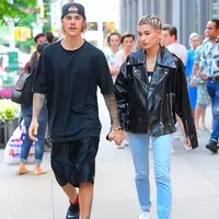 Justin Bieber sepertinya sedang menikmati libur di hari kemerdeaan bersama dengan Hailey Baldwin. (splahsnews.com/HollywoodLife)