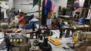 Beberapa faktor diduga menjadi penyebab, di antaranya maraknya konveksi impor asal Cina di pasaran domestik, penjualan online dengan harga yang murah serta daya beli masyarakat yang menurun. (merdeka.com/Arie Basuki)