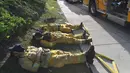 Petugas pemadam kebakaran (damkar) beristirahat setelah kelelahan mengatasi kebakaran yang disebut Lilac Fire di Bonsall, California, Jumat (8/12). Amuk api ini telah menghancurkan puluhan bangunan dan melahirkan aksi pengungsian. (Robyn Beck/AFP)
