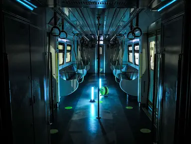 Lampu sinar ultraviolet (UV) untuk sterilisasi rangkaian kereta Light Rail Transit (LRT) Jakarta di Depo LRT Kelapa Gading, Senin (29/6/2020). Sterilisasi dari paparan Covid-19 dilakukan setiap malam usai kereta melayani penumpang dengan waktu penyinaran selama 15 menit. (merdeka.com/Iqbal Nugroho)