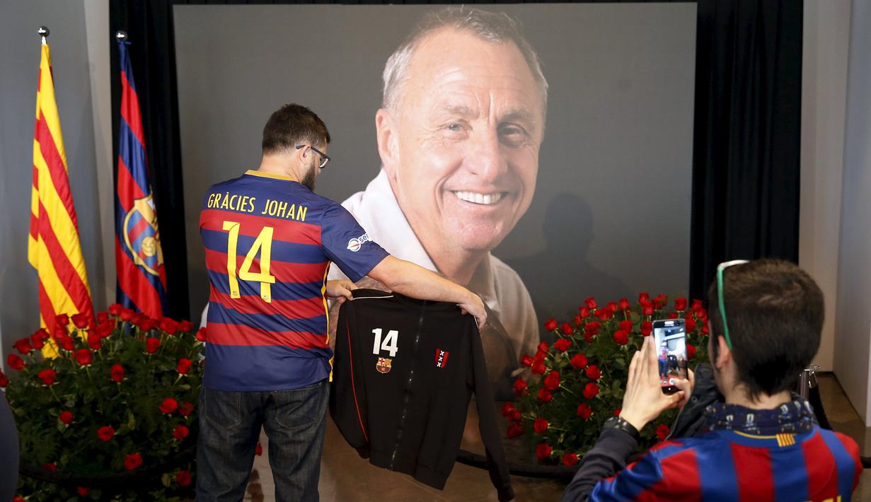 Suporter Barcelona mengambil gambar saat memorial event untuk Johan Cruyff di Stadion Camp Nou, Barcelona, Spanyol, (29/3/2016). (Reuters/Albert Gea)
