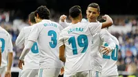 Para pemain Real Madrid merayakan gol yang dicetak oleh Cristiano Ronaldo pada laga La Liga di Stadion Santiago Bernabeu, Minggu (10/12/2017). Real Madrid menang 5-0 atas Sevilla. (AP/Francisco Seco)