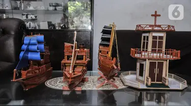 Sejumlah miniatur kapal layar dan rumah ibadah yang telah selesai dibuat di kediamannya di kawasan Kalipasir Dalam, Cikini, Jakarta Pusat, Senin (5/9/2022). Untuk pembuatan, Jimmy membutuhkan waktu 4-10 hari dalam menyelesaikan miniatur, tergantung tingkat kesulitan. (merdeka.com/Iqbal S Nugroho)