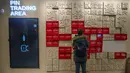 Seorang pengunjung melihat area perdagangan pin di plaza komersial Desa Olimpiade Musim Dingin, Beijing, China, Jumat, 24 Desember 2021. Olimpiade dan Paralimpiade Musim Dingin 2022 akan diadakan mulai bulan Februari. (AP Photo/Mark Schiefelbein)