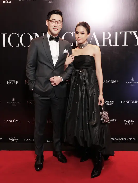 Maudy Ayunda tampil mengenakan dress tube model balon dihiasi beads. Ia membawa mini bag dengan model serasi dengan kalungnya dan mengenakan sepatu heels bootsnya. [MRA Media]