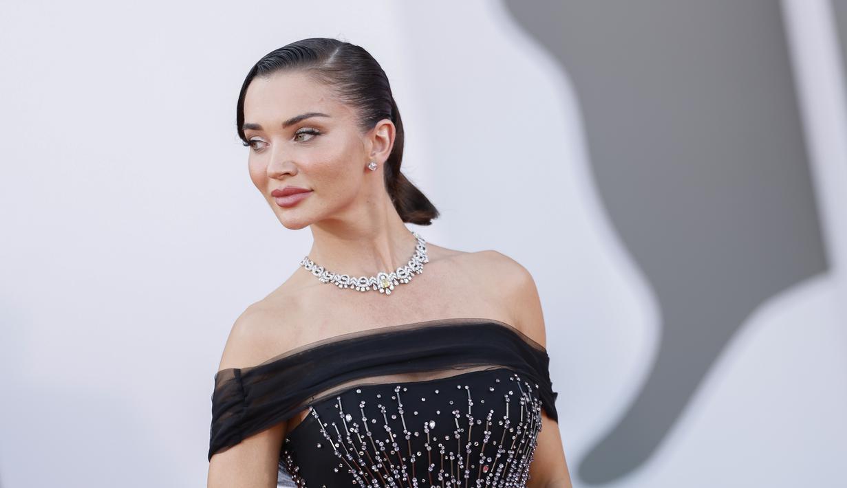 Menikah dengan aktor Ed Westwick, Amy tiba di acara pembukaan Festival Film Venesia 2024 dengan mengenakan gaun Alberta Ferretti yang sangat indah.  (Photo by Vianney Le Caer/Invision/AP)