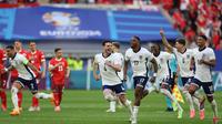 Pemain timnas Inggris merayakan kemenangan di akhir adu penalti saat pertandingan perempat final UEFA Euro 2024 melawan Swiss di Duesseldorf Arena pada 6 Juli 2024. (Adrian DENNIS/AFP)