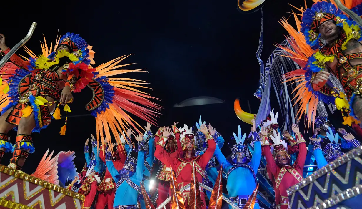 Penampil dari parade sekolah samba Vila Isabel saat perayaan karnaval di Sambadrome, Rio de Janeiro, Brasil, Selasa (21/2/2023). Para anggota sekolah samba di Brasil tampil pada parade karnaval di Sambadrome, Rio de Janeiro, Brasil. Karnaval terbesar di dunia tersebut merupakan kompetisi parade tahunan di stadion raksasa yang diubah menjadi jalan-jalan raya dikenal sebagai "Sambadrome". (AP Photo/Silvia Izquierdo)