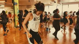 Menjaga kebugaran tubuh dengan melakukan zumba juga menjadikannya terlihat awet muda. Putri Marino tak bisa lepas dari zumba lantaran olahraga itu memiliki unsur tari, hobi yang ditekuninya sejak zaman SMA. Diakuinya, zumba membuat ibu satu anak ini bahagia dan makin percaya diri. (Liputan6.com/IG/@putrimarino)