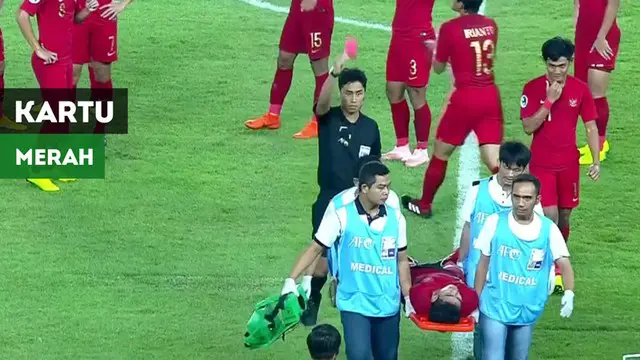 Berita video momen bek Timnas Indonesia U-19, Nurhidayat Haris, diganjar kartu merah wasit saat ditandu keluar lapangan oleh tim medis saat laga melawan UEA U-19 di Grup A Piala AFC U-19 2018, Rabu (24/10/2018).