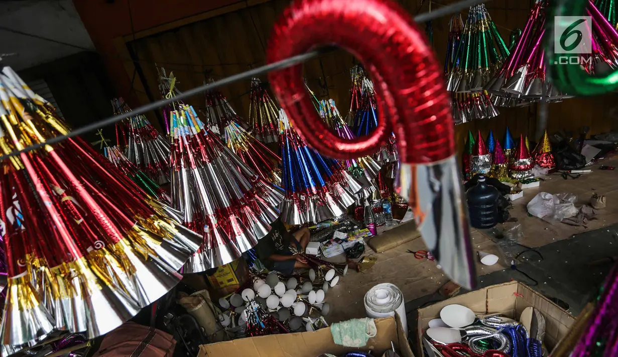 Tumpukan terompet konvensional di kawasan Glodok, Jakarta, Selasa (26/12). Menjelang perayaan tahun baru, terompet konvensional tersebut dijual dengan harga Rp5.000 hingga Rp15.000 tergantung jenis dan ukurannya. (Liputan6.com/Faizal Fanani)