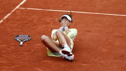 Ekspresi kebahagiaan Garbine Muguruza setelah memastikan kemenangannya atas Serena Williams pada Final pada final Roland Garros 2016 Prancis Terbuka di Paris (4/6/2016). (AFP/Thomas Samson)