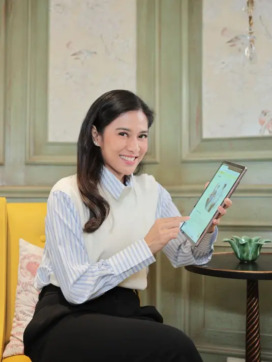 Preppy style ala Dian Sastrowardoyo ini bisa kamu aplikasikan sebagai office look. Ia padukan kemeja bergaris dengan vest putih dan celana panjang hitam [@therealdisastr]